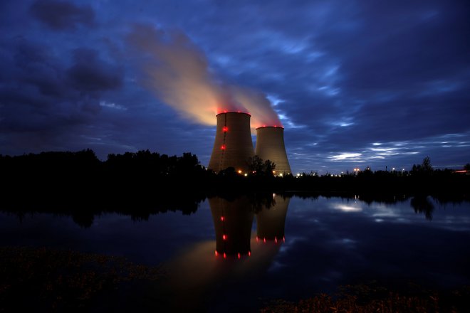 Med najodločnejšimi zagovornicami rabe jedrske energije je Francija. Na fotografiji nuklearka v kraju Belleville-sur-Loire. FOTO: Benoit Tessier/Reuters
