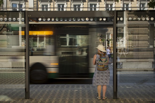 Na tiste zaposlene, ki jim delodajalec povrne plačilo za javni prevoz, sprememba uredbe ne vpliva. FOTO: Jure Eržen
