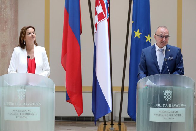 Obisk, ki bo rezultate pokazal šele čez čas. Tanja Fajon (levo) in gostitelj minister Gordan Grlić Radman, ki poudarja, da &raquo;vstop Hrvaške v schengen in arbitražna razprava oziroma določitev meje s Slovenijo nista povezana&laquo;. FOTO:&nbsp;Ranko Šuvar/Cropix
