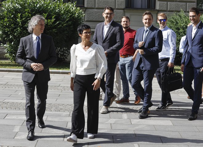 Prej ko bodo predsedniške volitve, večja je verjetnost, da bo vpliv podpore vladi Roberta Goloba na kandidatko največje vladne stranke pozitiven. FOTO:&nbsp;Jože Suhadolnik/Delo
