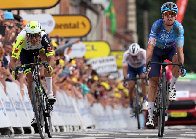 &nbsp;Taco Van Der Hoorn in Simon Clarke v šprintu za zmago. Slednji je bil uspešnejši. FOTO:&nbsp;Thomas Samson Afp
