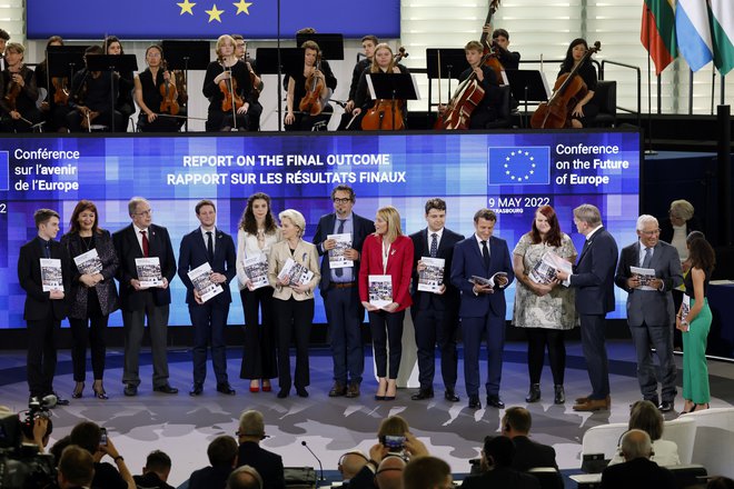 Francoski predsednik Emmanuel Macron, predsednica evropske komisije Ursula von der Leyen, predsednica evropskega parlamenta Roberta Metsola in portugalski premier Antonio Costana na sklepni slovesnosti konference o prihodnosti Evrope v Strasbourgu FOTO: Ludovic Marin/Reuters
