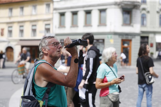 V Ljubljani je v teh dneh opaziti skoraj toliko turistov kot pred pandemijo. FOTO: Leon Vidic/Delo
