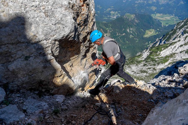 Čeprav pot v osrčju Kamniško-Savinjskih Alp ljubitelje gora ter planin navdušuje z izjemnimi razgledi na okoliške vrhove, je za njen obisk potrebna ustrezna pripravljenost. FOTO: Grega Eržen
