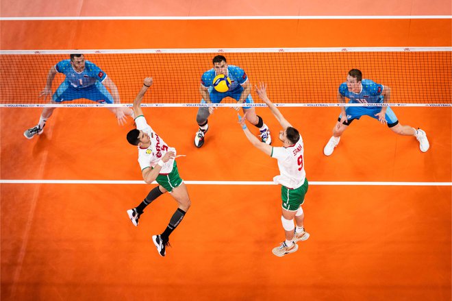 Slovenski odbojkarji (v modrem) so dosegli peto zmago v ligi narodov. FOTO: Volleyballworld.com

