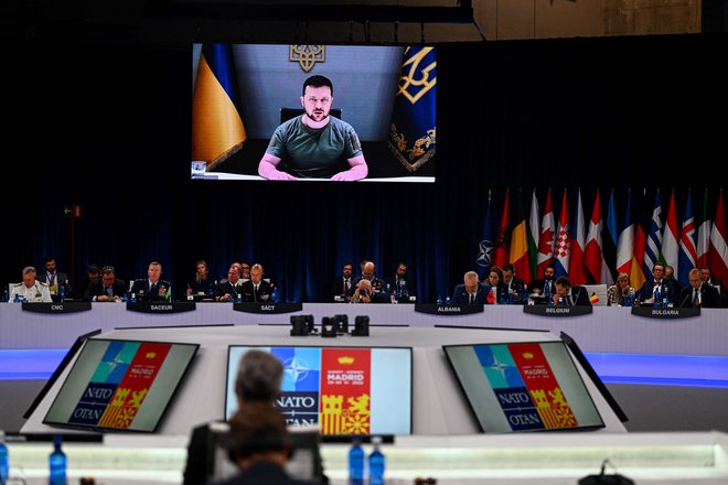 Ukrajinski predsednik Volodimir Zelenski je konec junija med vrhom v Madridu nagovoril tudi voditelje zveze Nato. FOTO: Gabriel Bouys/AFP
