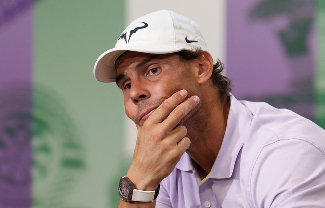 Rafael Nadal je sprijaznjeno potrdil, da zapušča turnir v Wimbledonu. FOTO: Reuters
