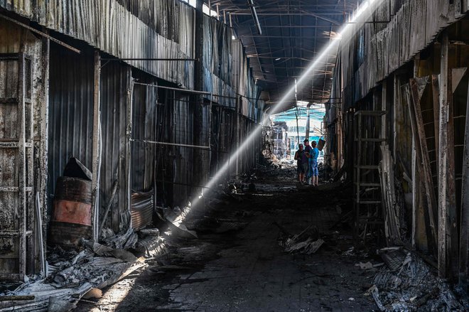 Po ruskem napadu: ostanki mestne tržnice v Slovjansku FOTO: Miguel Medina/AFP
