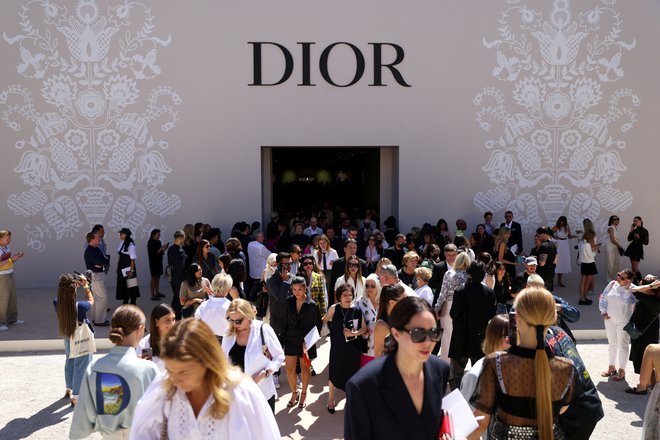 Luksuzni konglomerat LVMH je v prvem četrtletju letošnjega leta zabeležil rekordnih 18 milijard evrov prihodkov, za 29 odstotkov več kot v istem obdobju lani. Največjo rast beležita Dior in Céline. FOTO: Johanna Geron/ Reuters
