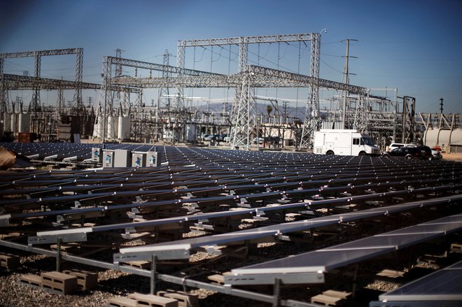 Povečane naložbe v čisto energijo so dobrodošle, vendar bodo pozitivni učinki teh naložb vidni šele s časovnim zamikom. FOTO: Lucy Nicholson/Reuters
