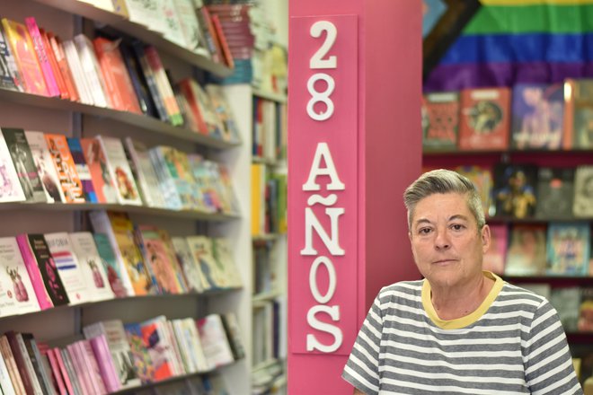 Mili Hernández je pred 28 leti v Madridu odprla Berkano, prvo specializirano knjigarno&nbsp;s tematiko LGBT+ v Španiji. FOTO: Gašper Završnik
