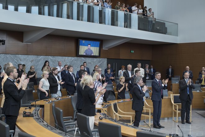 Ukrajinski predsednik Volodimir Zelenski je nagovoril slovenski parlament in visoke goste. FOTO: Jure Eržen/Delo

