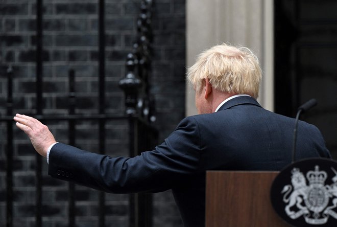 Boris Johnson je v četrtek po treh letih odstopil s položaja vodje konservativne stranke. Premier bo ostal do imenovanja naslednika. Foto: Justin Tallis/AFP
