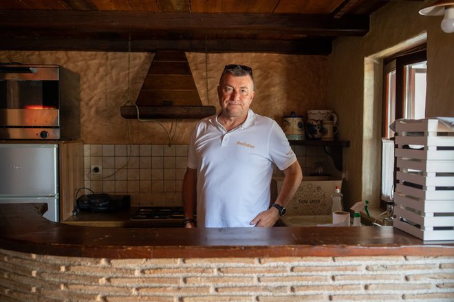 Adriano Ukušič s hčerkama in ženo skrbi za delovanje kampa Polidor. FOTO: Voranc Vogel/Delo
