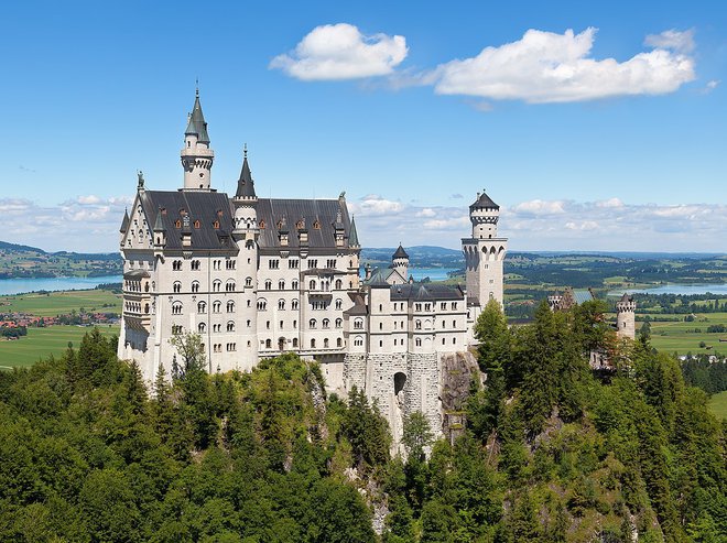 Znameniti grad v Disneylandu se močno naslanja na podobo bavarskega Neuschwansteina. FOTO: Wikipedija
