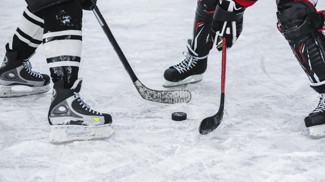 Hokejisti SŽ Olimpije bodo 16. septembra v razširjenem avstrijskem prvenstvu najprej prekrižali palice z bratislavskimi. FOTO: stockimage
