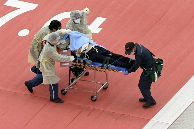 Abeja so s helikopterjem prepeljali v bolnišnico. Nekaj ur pozneje je preminil. Star je bil 67 let. FOTO: Reuters
