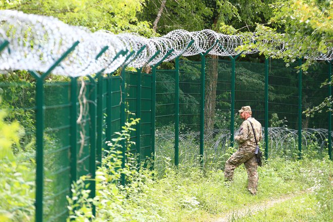 Policija bo še naprej zagotavljala varnost in nadzorovala državno mejo, tako s prisotnostjo kot z vsemi sredstvi, ki jih že uporablja, je poudarila Bobnarjeva. FOTO: Tomi Lombar
