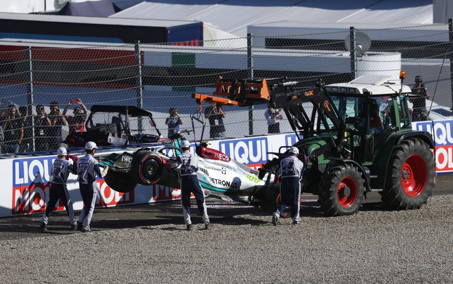 Lewisu Hamlitonu&nbsp;je na pomoč priskočil traktor. FOTO: Florion Goga/Reuters
