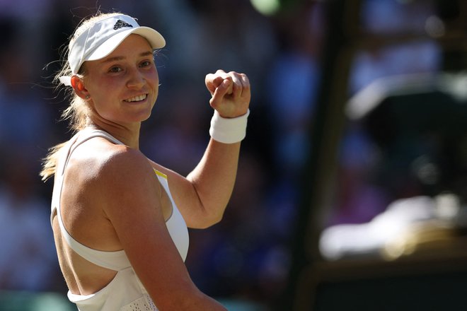 Kazahstanka Jelena Ribakina meri na lovoriko v Wimbledonu. FOT0: Adrian Dennis/AFP
