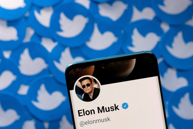 Musk je javnost razburil z napovedjo nakupa Twitterja v marcu, ko je vodstvo podjetja obvestil, da kupuje delnice z namenom, da postane član odbora ali umakne Twitter z borze, sicer pa bo zagnal konkurenčno podjetje. FOTO: Dado Ruvic/Reuters
