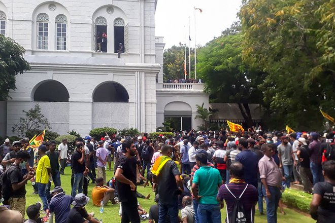 Protestniki se zbirajo v kompleksu šrilanške predsedniške palače v Kolombu. FOTO: AFP

