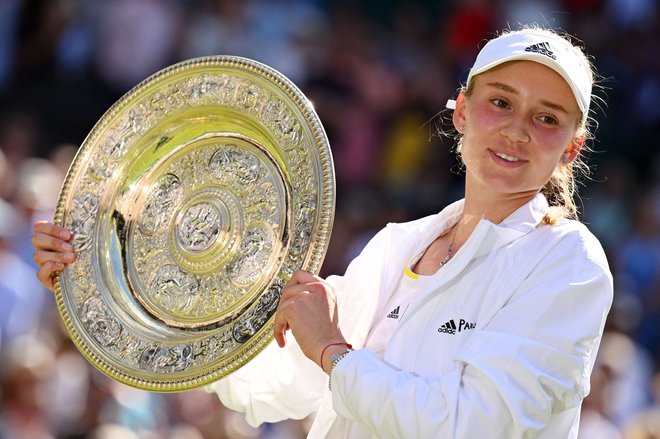 Kazahstanka Jelena Ribakina je na koncu pobrala wimbledonski zmagoviti pladenj. FOTO: Sebastien Bozon/AFP
