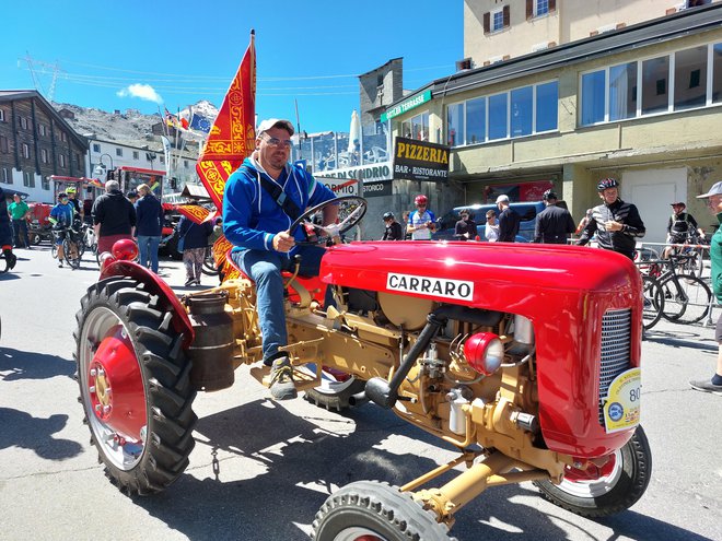 Kolesarji si morajo cesto deliti z avtomobilisti, motoristi in traktoristi. FOTO: Rudi Naglič
