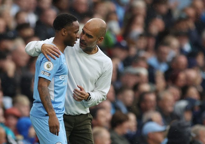 Soccer Football - Premier League - Manchester City v Norwich City - Etihad Stadium, Manchester, Britain - August 21, 2021 Manchester City&#39;s Raheem Sterling talks with manager Pep Guardiola as he gets ready to come on as a substitute Action Images via Reuters/Lee Smith EDITORIAL USE ONLY. No use with unauthorized audio, video, data, fixture lists, club/league logos or &#39;live&#39; services. Online in-match use limited to 75 images, no video emulation. No use in betting, games or single club /league/player publications. Please contact your account representative for further details. Foto Lee Smith Action Images Via Reuters

