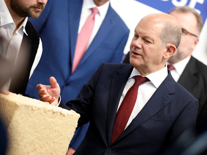 Zabave&nbsp;vladajoče nemške socialdemokratske stranke se je udeležil tudi kancler Olaf Scholz.&nbsp;FOTO: Michaela Rehle/Reuters
