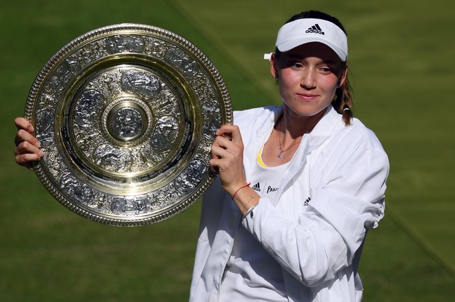 Rusinja Jelena Ribakina, ki že pet let igra za Kazahstan, je bila najboljša v Wimbledonu, kjer ruske teniške igralke in igralci niso smeli igrati. FOTO: Daniel Leal/AFP
