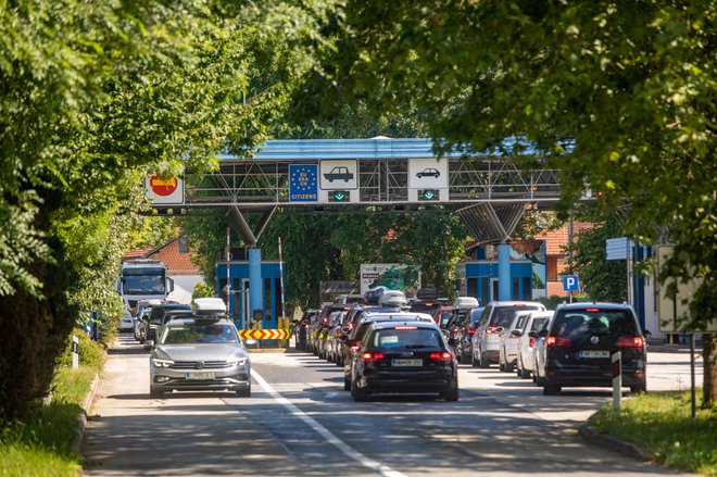 Z odpravo mejne kontrole bo poleg cestnega poenostavljen tudi letalski promet. FOTO:&nbsp;Voranc Vogel/Delo
