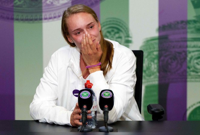 Ribakina se je čustveno odzvala na vprašanje, kako misli, da se bodo na njen dosežek odzvali starši. FOTO: Joe Toth/AFP
