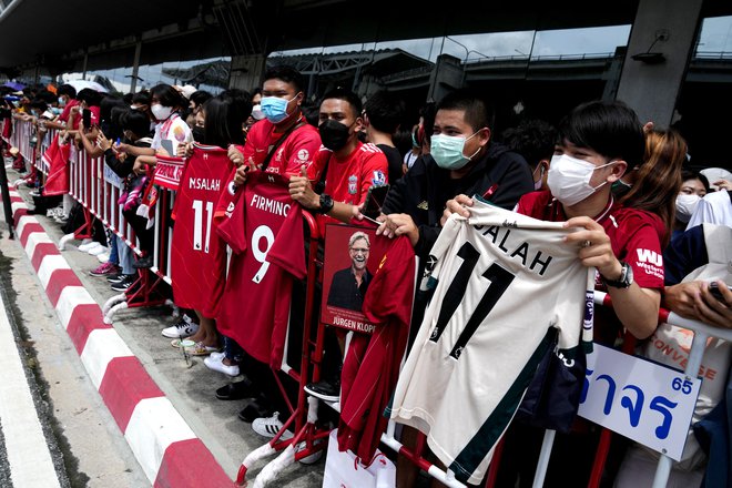 Nogometaše Liverpoola so na letališču v Bangkoku takole pričakali njihovi tajski navijači. Rdeči se bodo v torek merili z Manchester Unitedom. FOTO: Athit Perawongmetha/Reuters
