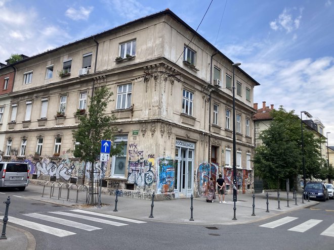 Porisana fasada na vogalni hiši na Metelkovi 1 Foto Jaroslav Jankovič
