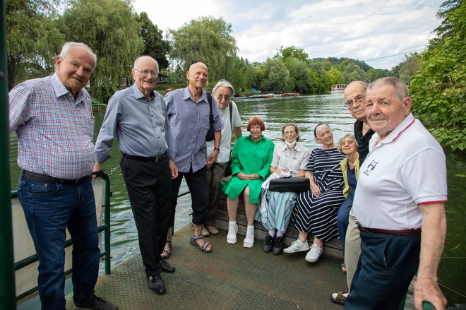 Obletnice mature se je udeležilo 11 nekdanjih sošolcev, ki jim klasična izobrazba ni dala samo znanja, ampak tudi vrednote. FOTO: Voranc Vogel/Delo
