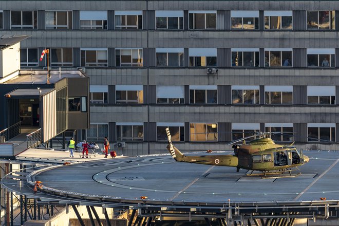 Po več poškodovancev je poletel helikopter Slovenske vojske. FOTO: Voranc Vogel/Delo
