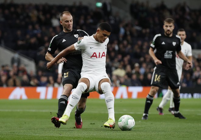 Za Matica Maruška (levo) je bil lanski evropski vrhunec tekma v skupini konferenčne lige proti Tottenhamu v Londonu. FOTO: Paul Childs/Reuters
