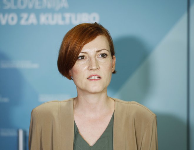 Glavni namen je odstraniti strankarsko politiko iz javnega zavoda, pravi Asta Vrečko. FOTO: Jože Suhadolnik/Delo

