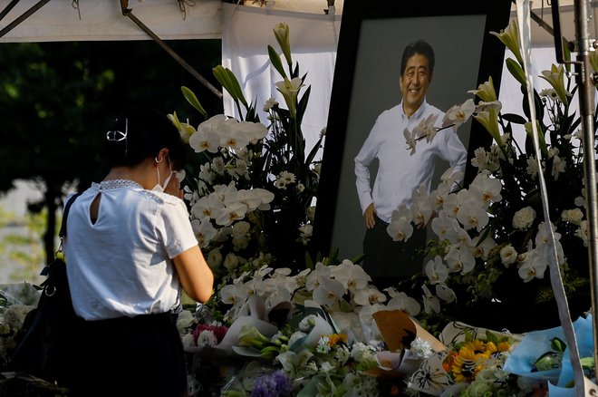 Žalujoči v templju Zojoji, kjer je včeraj potekalo bedenje in bo tudi pogreb pokojnega premiera. FOTO: Kim Kyung-hoon/Reuters​
