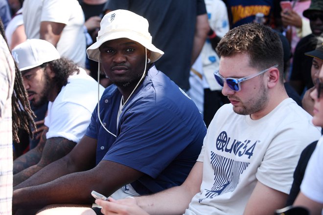 Dončić ob Zionu Williamsonu, članu New Orleans Pelicans. FOTO: Julien De Rosa/AFP
