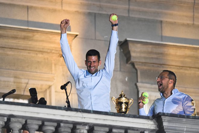 Novak Đoković je ob prihodu na sprejem takole pozdravil navzoče. FOTO:&nbsp;Zorana Jevtić/Reuters
