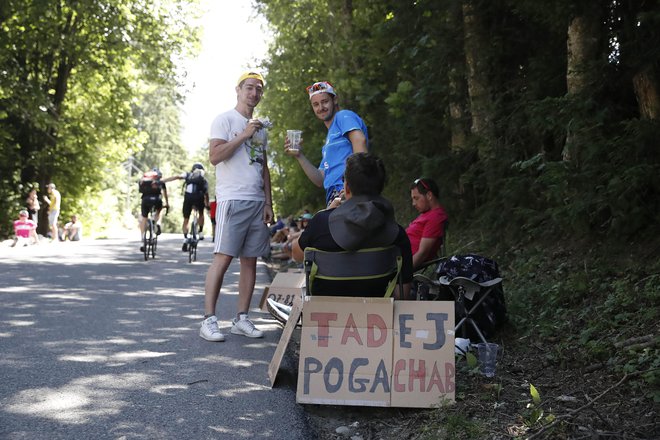 Navijači pred 10 etapo na Tour de France. Megeve, Francija, 12. julij 2022. FOTO: Leon Vidic/Delo
