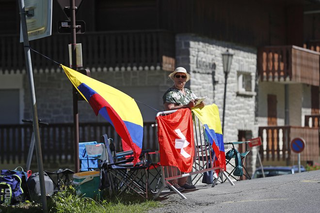 Navijači pred 10 etapo na Tour de France. Megeve, Francija, 12. julij 2022. FOTO: Leon Vidic/Delo
