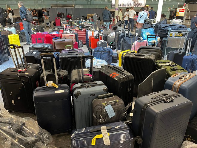 Zatrpan terminal na Heathrowu. FOTO: Paul Ellis/Afp
