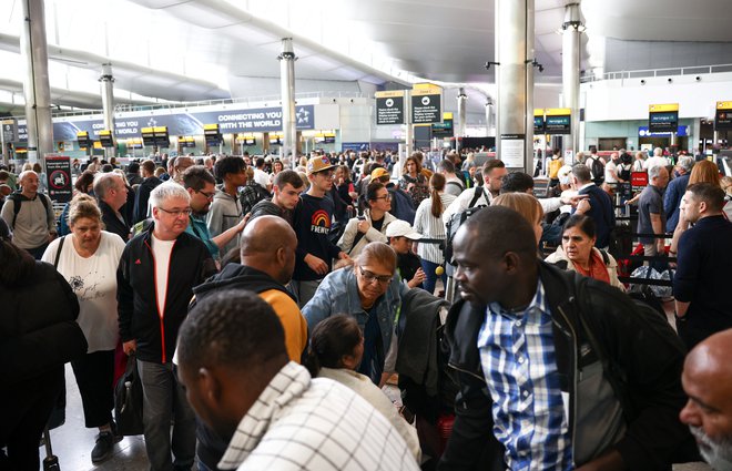 Ukrep na londonskem letališču bo privedel do še več odpovedi letov. FOTO: Henry Nicholls/Reuters
