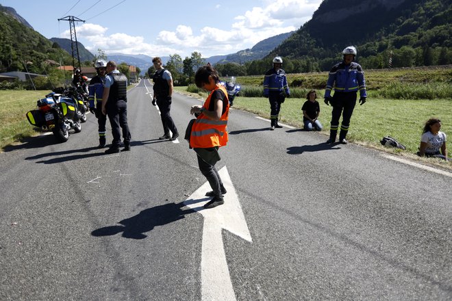 Cycling - Tour de France - Stage 10 - Morzine les Portes du Soleil to Megeve - France - July 12, 2022 Protestor are seen at the side of the road with police officers during stage 10 REUTERS/Gonzalo Fuentes Foto Gonzalo Fuentes Reuters
