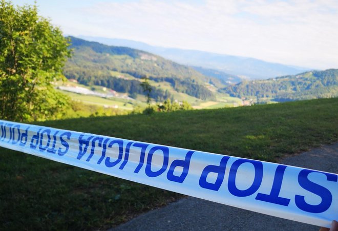 Policisti so širšo okolico zločina zavarovali s trakom. FOTO: Mojca Marot/Slovenske novice
