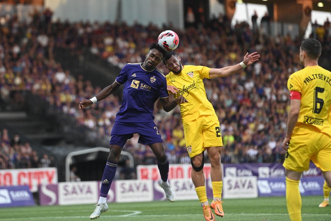 Antoine Makoumbou (levo) naj bi se po tekmi preselil v Cagliari, italijanski drugoligaš bo moral naslednje poletje odkupiti njegovo pogodbo za najmanj 2 milijona evrov. FOTO: Miloš Vujinović/Mediaspeed.net
