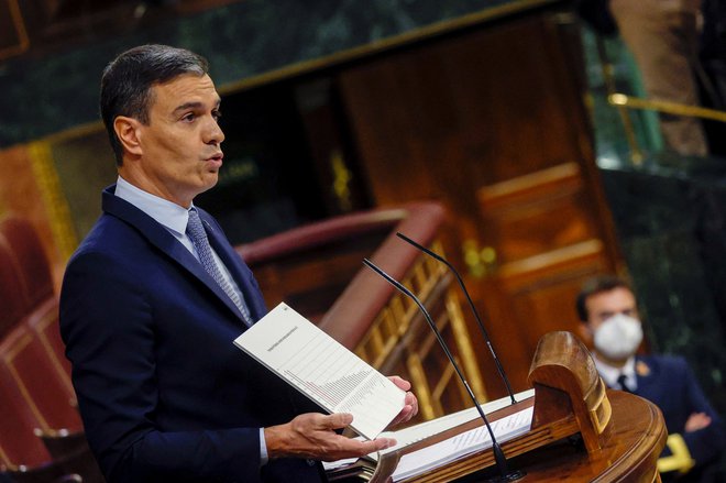 &raquo;Presežni dobički ne padejo z neba, temveč iz žepov potrošnikov, ki plačujejo račune,&laquo; je bil jasen Pedro Sánchez. Foto Susana Vera/Reuters
